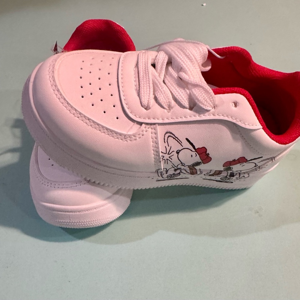 New Snoopy (Peanuts) Unisex  sneakers, size 11 Kids, Featuring Snoopy Artwork